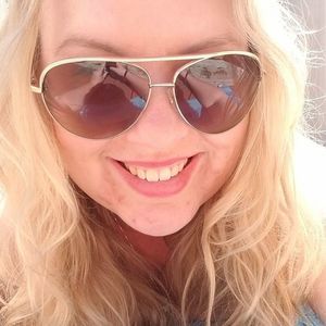 Meet your Posher, Larissa